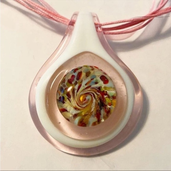 Handmade vintage pink blown glass pendant necklace - Picture 3 of 3
